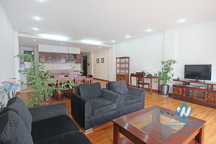 Lake view apartment for rent on Tran Vu, Truc Bach, Ba Dinh